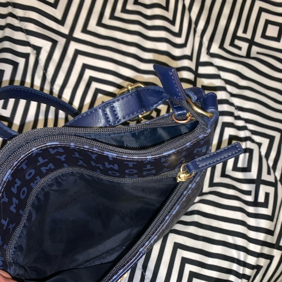 Tommy Hilfiger
Dacia Signature Logo Crossbody - Picture 4 of 4